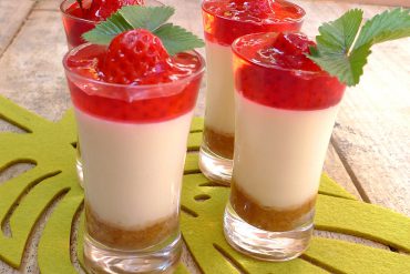 Leche merengada con gelatina de fresas