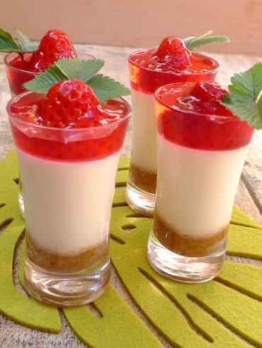 Leche merengada con gelatina de fresas