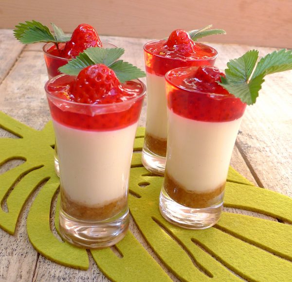 Leche merengada con gelatina de fresas