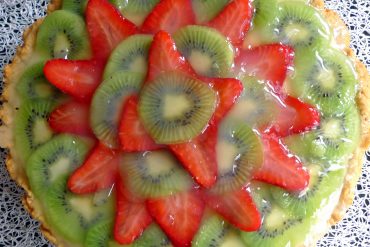 Tarta de crema pastelera, fresas y kiwi