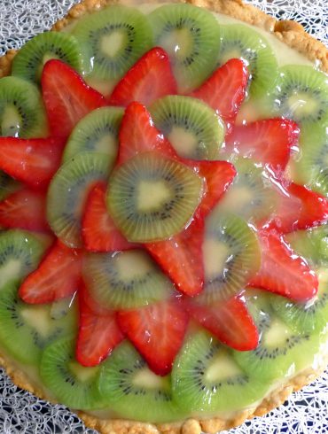 Tarta de crema pastelera, fresas y kiwi
