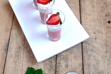 Gazpacho de Fresas con espuma de queso 1