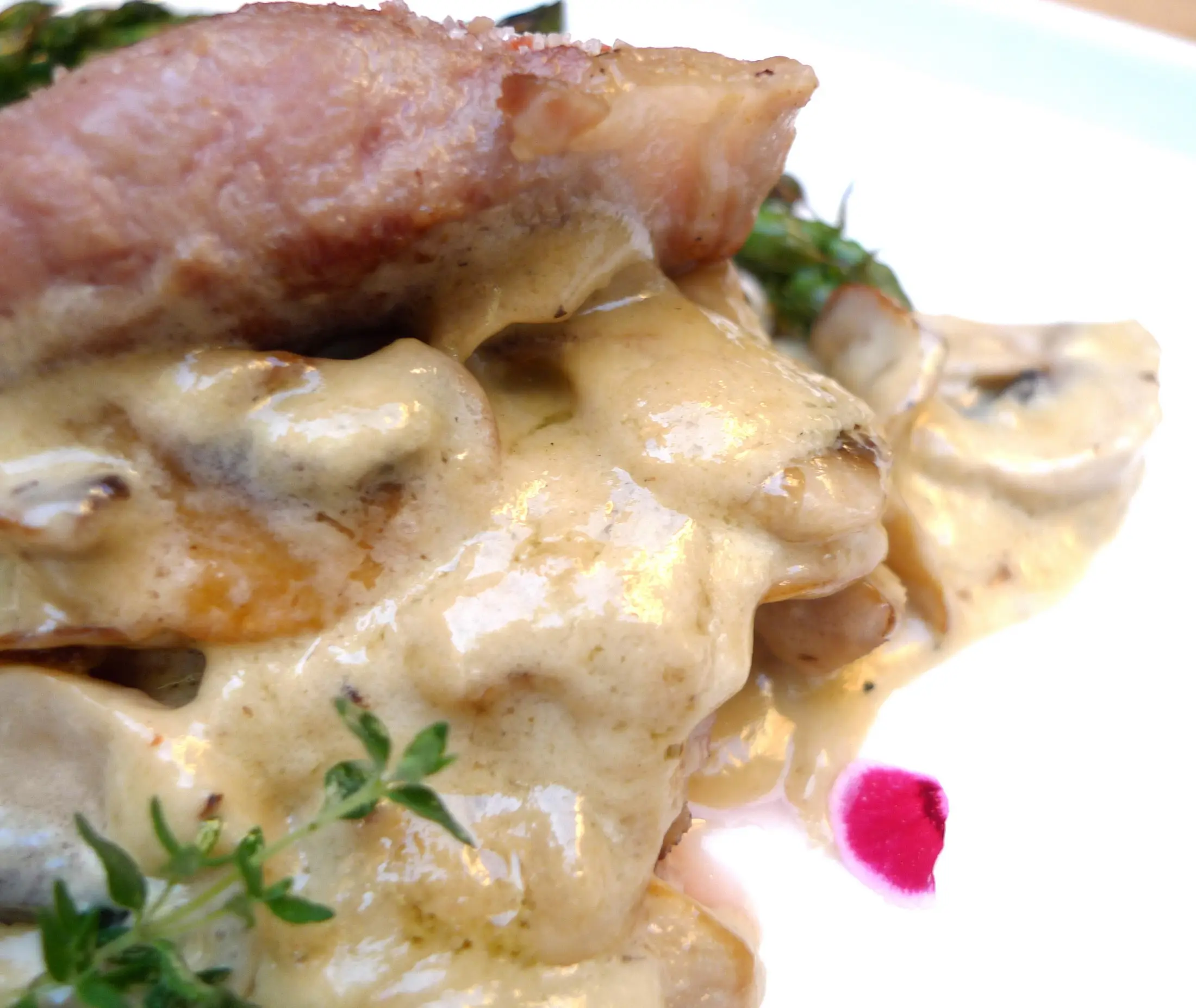 Secreto de cerdo relleno de crema de champiñones con espárragos trigueros 6