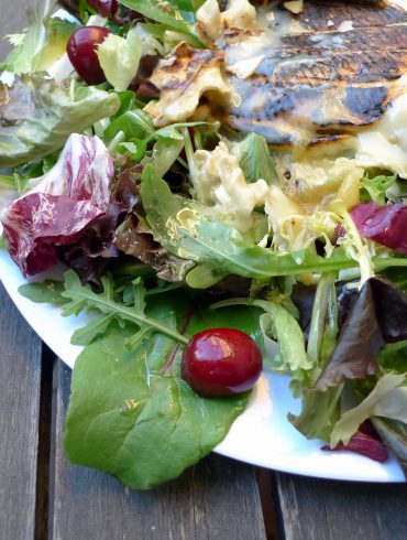 Ensalada de cerezas con queso brie a la plancha1