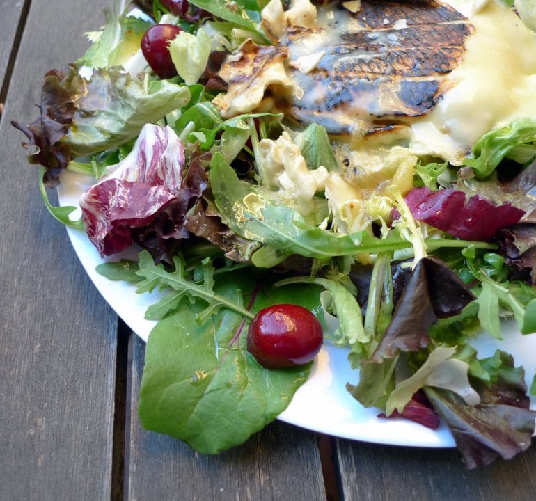 Ensalada de cerezas con brie a la plancha