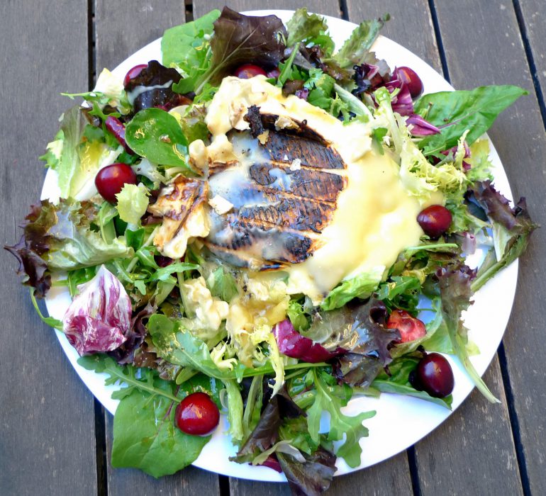 Ensalada de cerezas con queso brie a la plancha