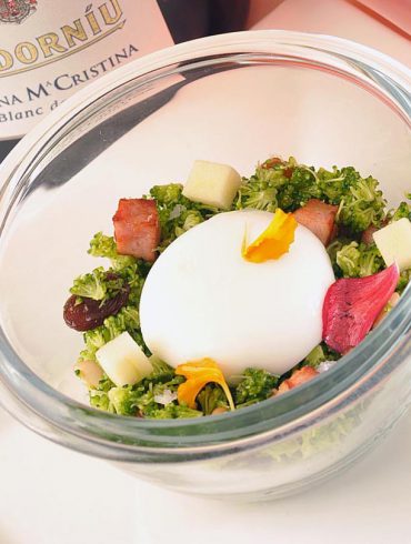 Esferificación de yogur sobre cous cous de brocoli