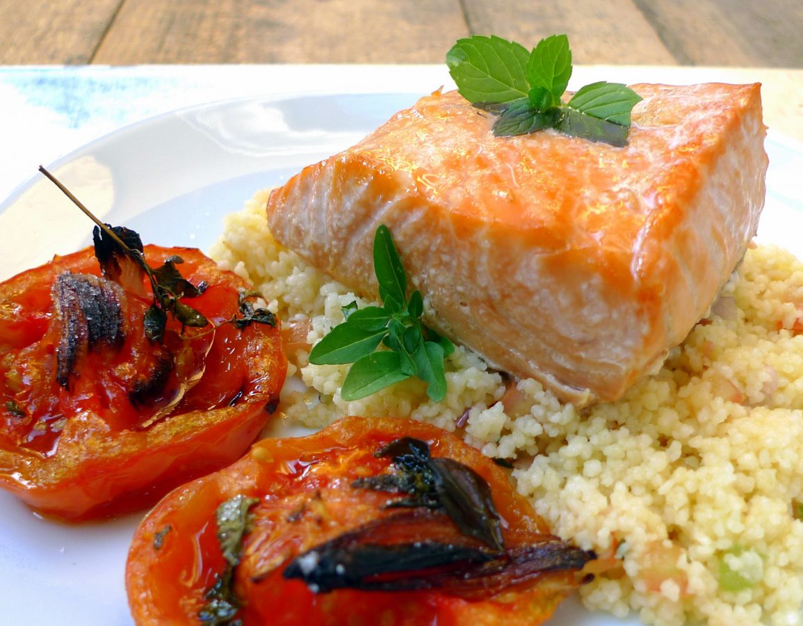 Salmón con cuscús y tomates asados