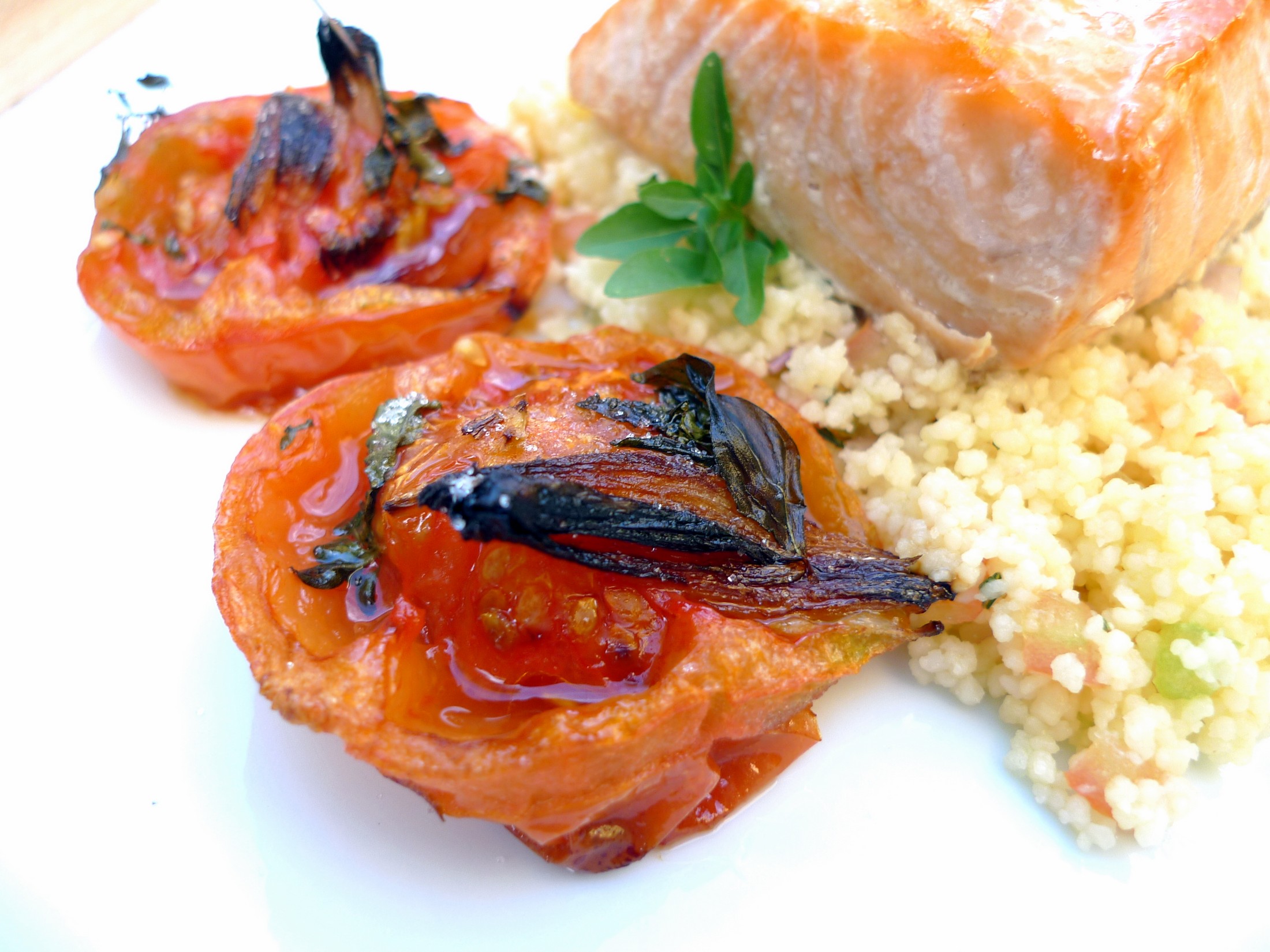 Salmón con cuscús y tomates asados