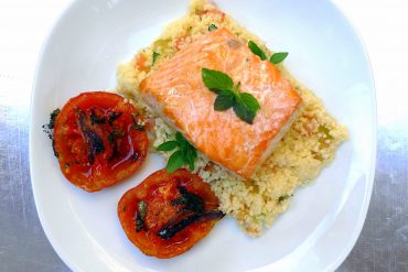 Salmón con cuscús y tomates asados