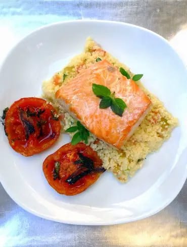 Salmón con cuscús y tomates asados