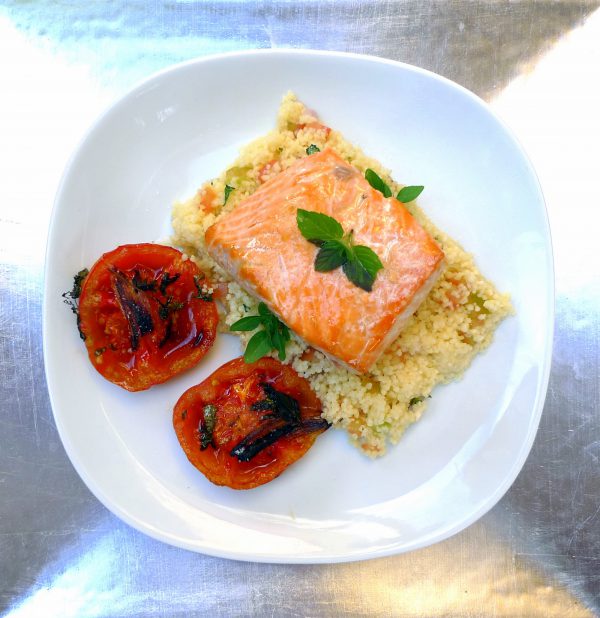 Salmón al horno con tomates asados y cuscús