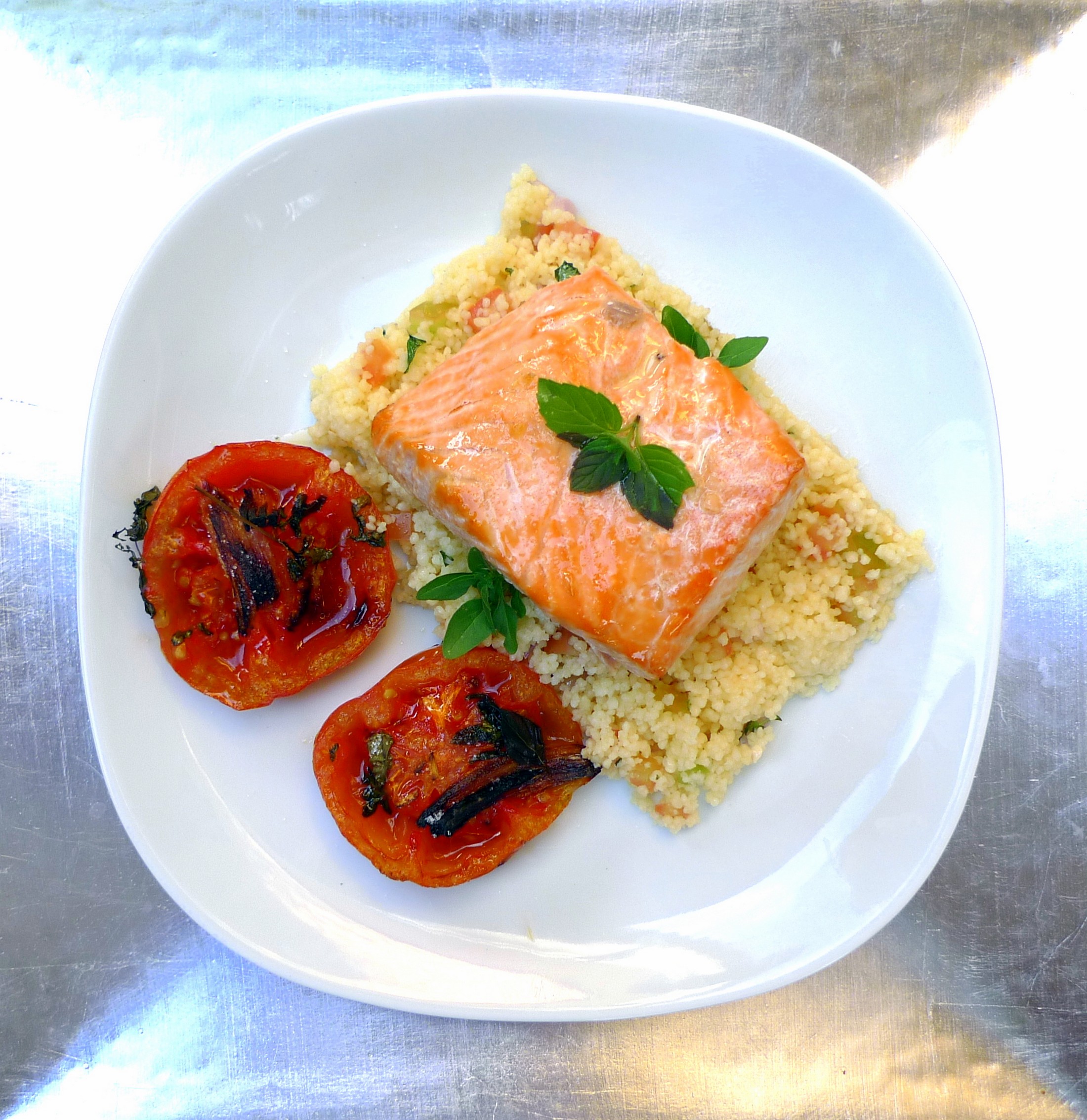 Salmón con cuscús y tomates asados