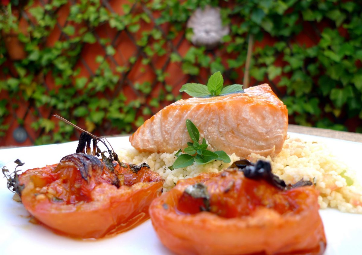 Salmón con cuscús y tomates asados