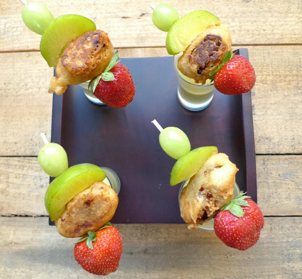 Crema de pepino y ciruelas con brocheta de frutas 1