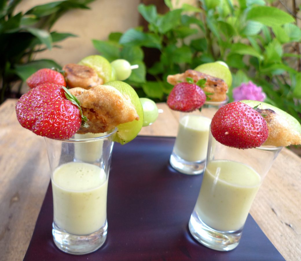 Crema de pepino y ciruelas con brocheta de frutas