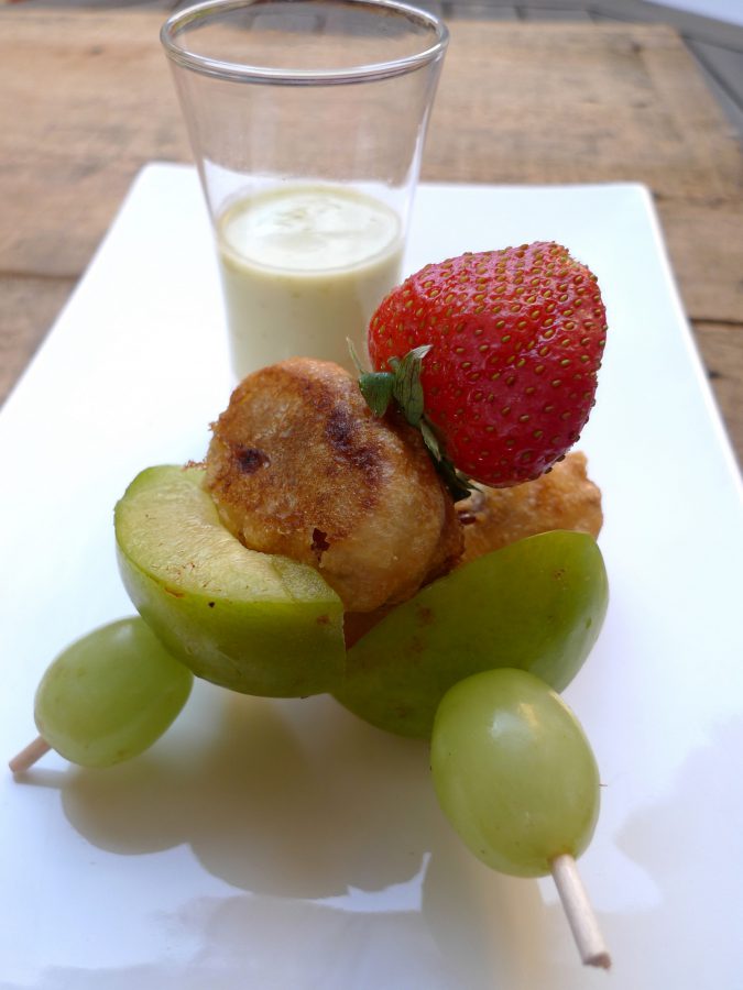 Crema de pepino y ciruelas con brocheta de frutas 8