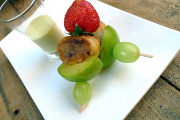 Crema de pepino y ciruelas con brocheta de frutas 9