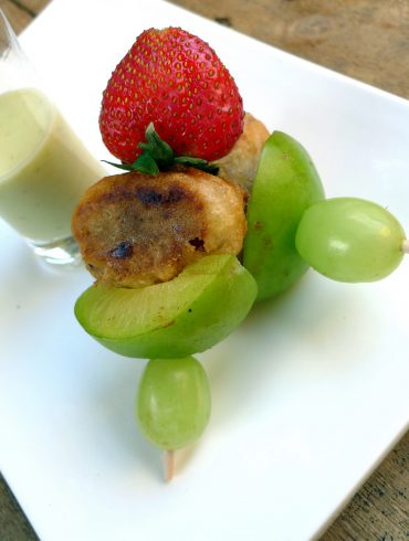 Crema de pepino y ciruelas con brocheta de frutas 9