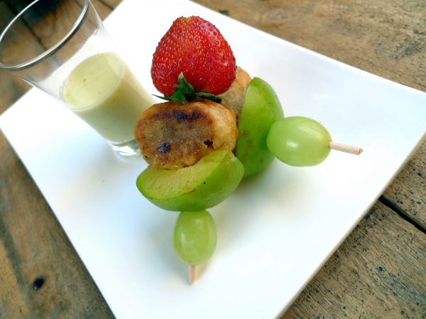 Crema de pepino, yogur y ciruelas con brocheta de frutas