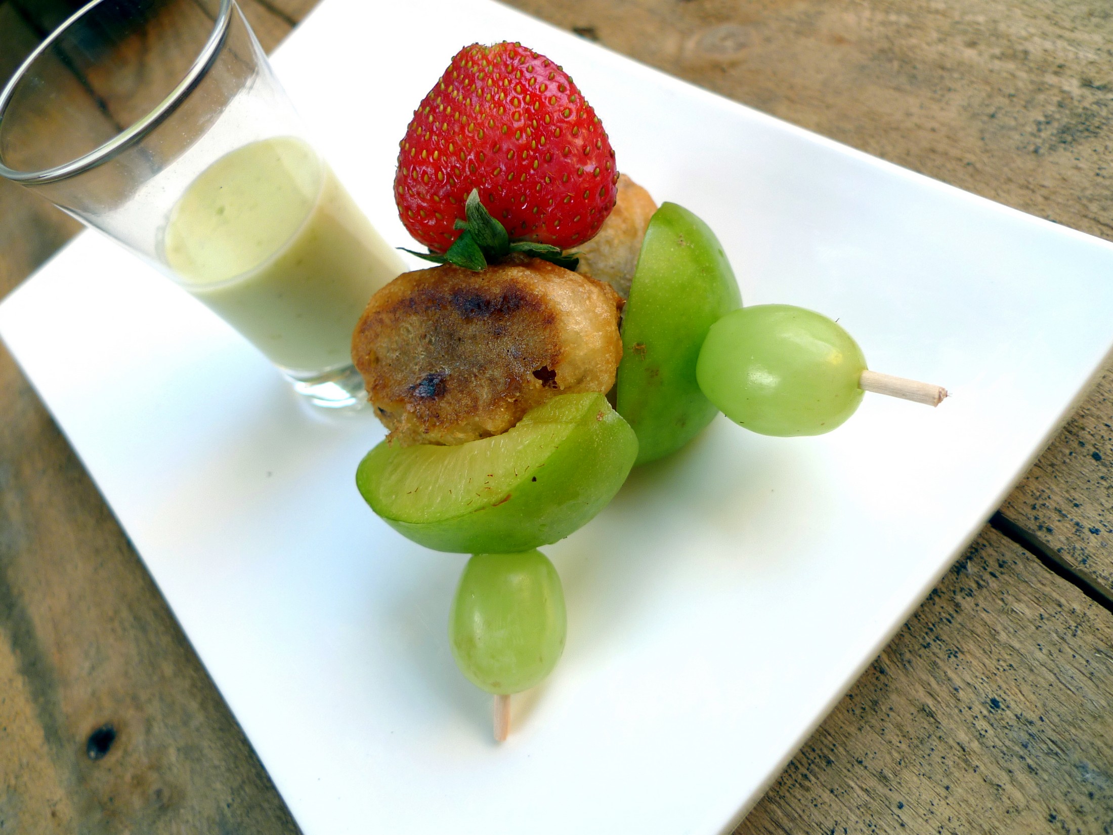 Crema de pepino y ciruelas con brocheta de frutas 9