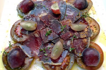 Ensalada de kumato, cecina y uvas 1