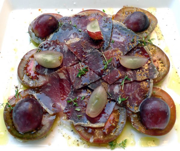 Ensalada de cecina, kumato y uvas