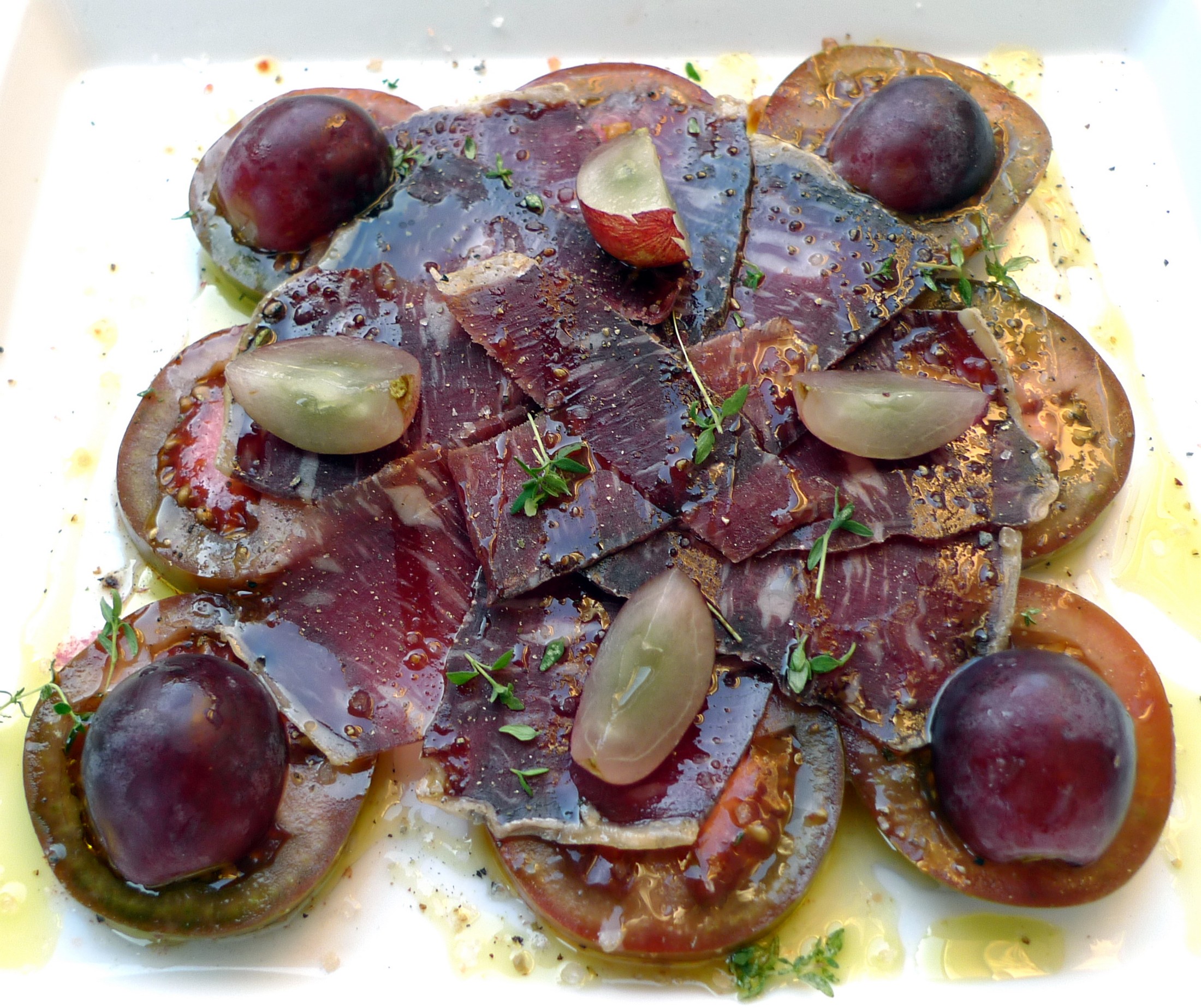 Ensalada de kumato, cecina y uvas 1