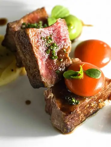 Entrecotte con pastel de patata y salsa esfericadas de pimientos asados