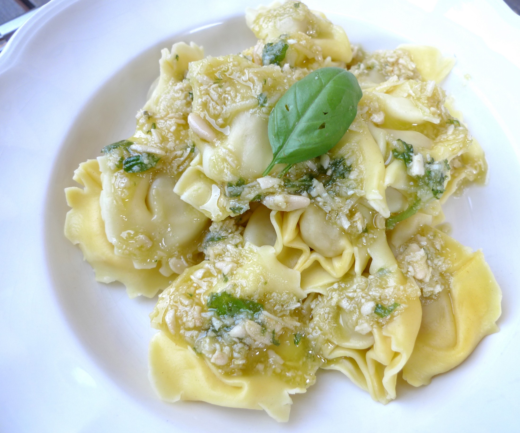 Cappelletti rellenos de jamón con salsa de pesto
