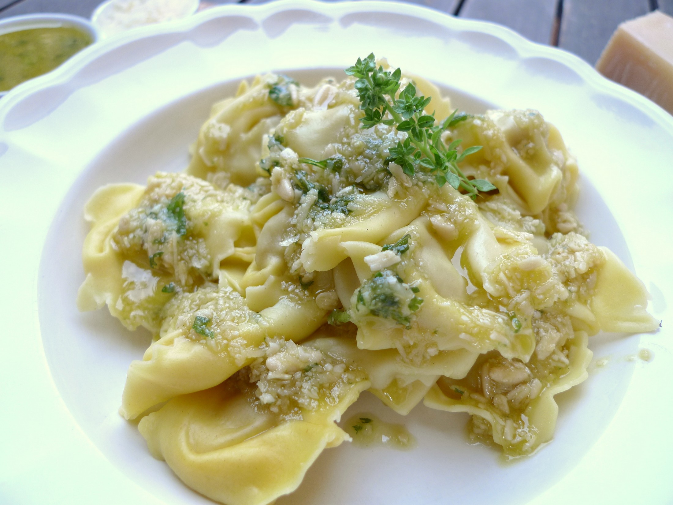 Cappelletti rellenos de jamón con salsa de pesto