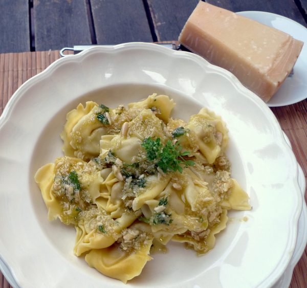 Cappelletti rellenos de jamón con salsa de pesto