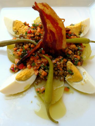 Ensalada de lentejas con huevo y tocineta 2