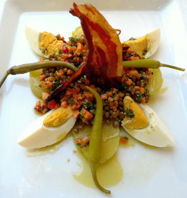 Ensalada de lentejas con verduras y tocineta