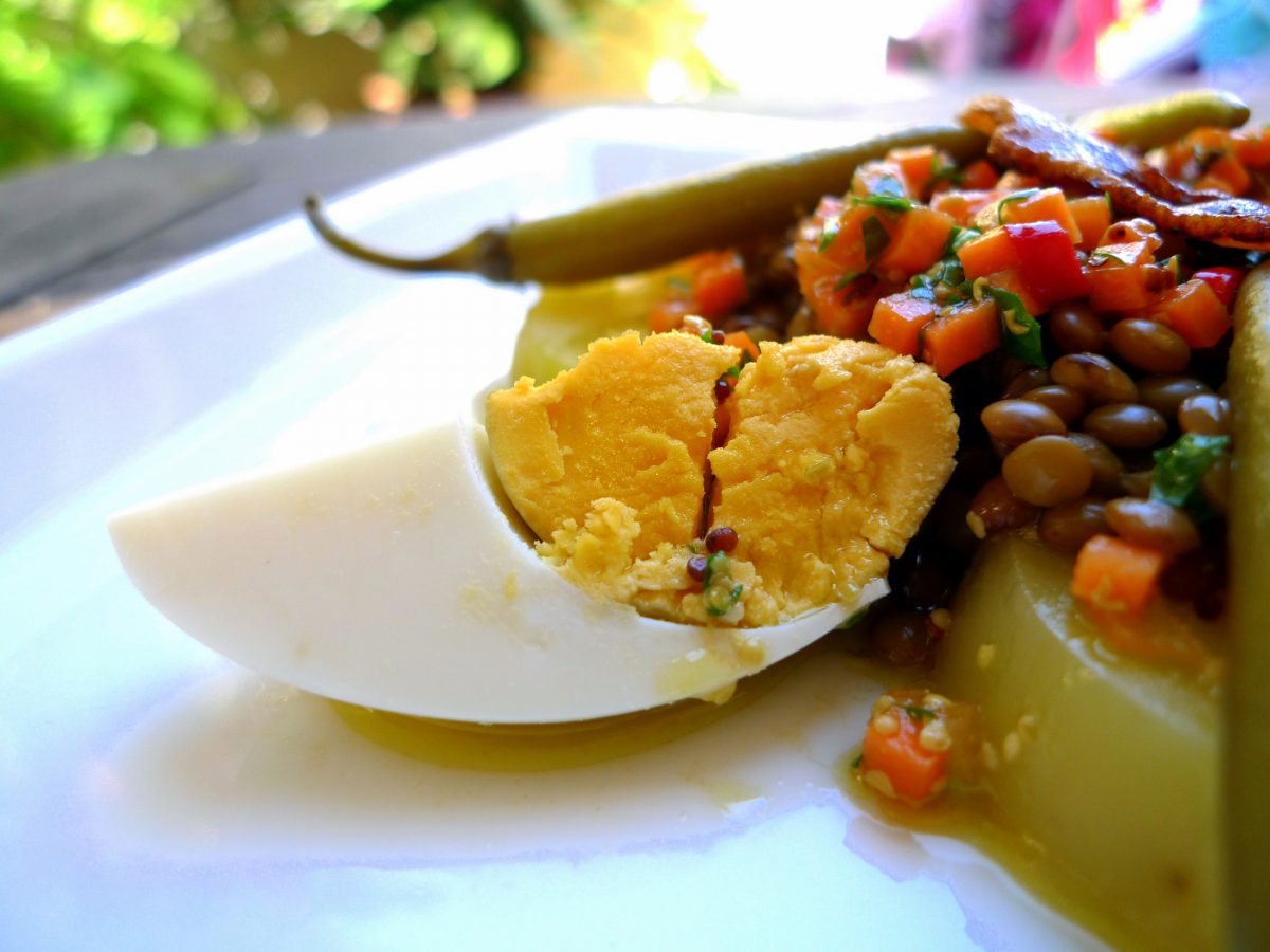 Ensalada de lentejas con huevo y tocineta 6