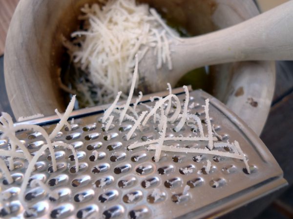 Incorporamos el queso rallado, en nuestro caso Grana Padano, y volvemos a machacar todo el conjunto.