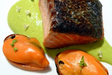 Salmón con emulsión de guisantes y mejillones