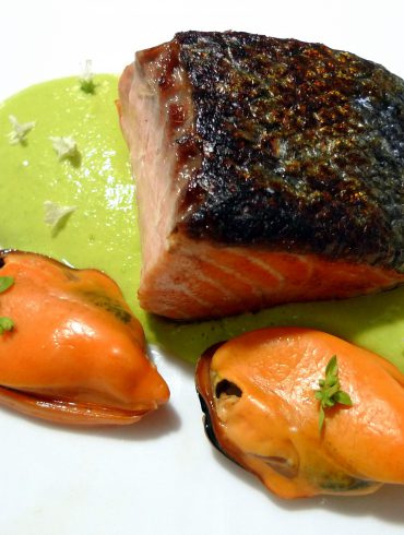 Salmón con emulsión de guisantes y mejillones