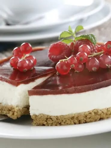 Tarta de queso Philadelphia sin horno con cobertura de mermelada de fresa y frutos rojos