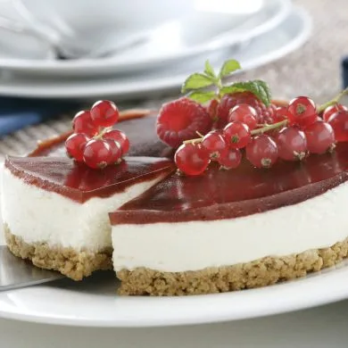 Tarta de queso Philadelphia sin horno con cobertura de mermelada de fresa y frutos rojos