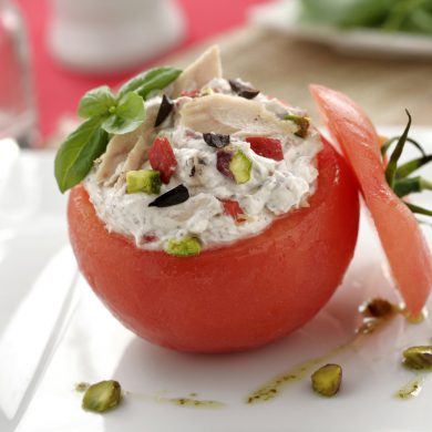 Tomate relleno de Philadelphia, atún al natural y pimiento