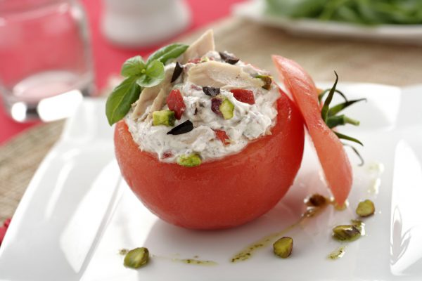 Tomate relleno de Philadelphia, atún al natural y pimiento