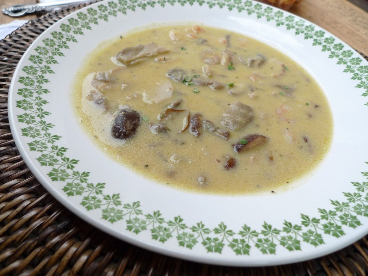 Crema de garbanzos con setas y gambas