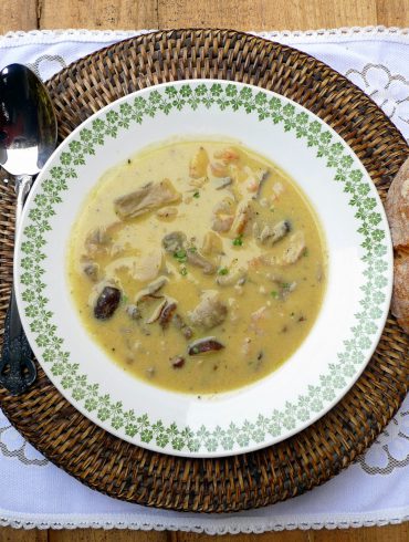 Crema de garbanzos con setas y gambas 5