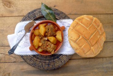 Patatas con espinazo a fuego lento