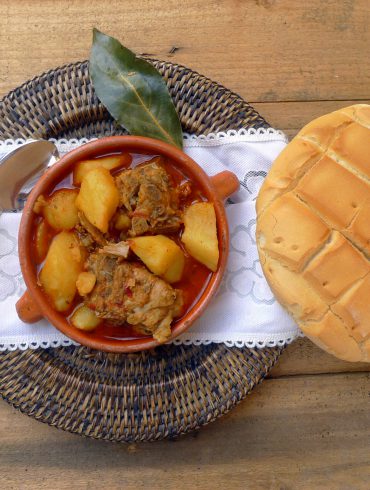 Patatas con espinazo a fuego lento