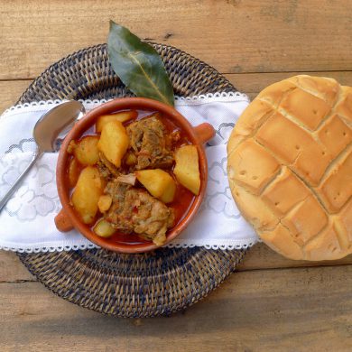 Patatas con espinazo a fuego lento