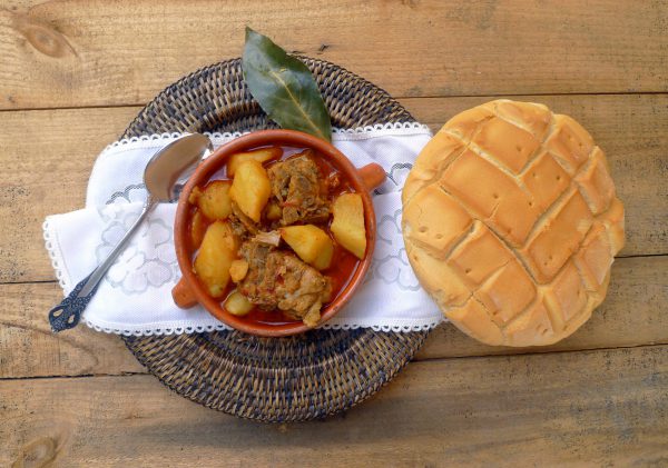 Patatas con espinazo a fuego lento