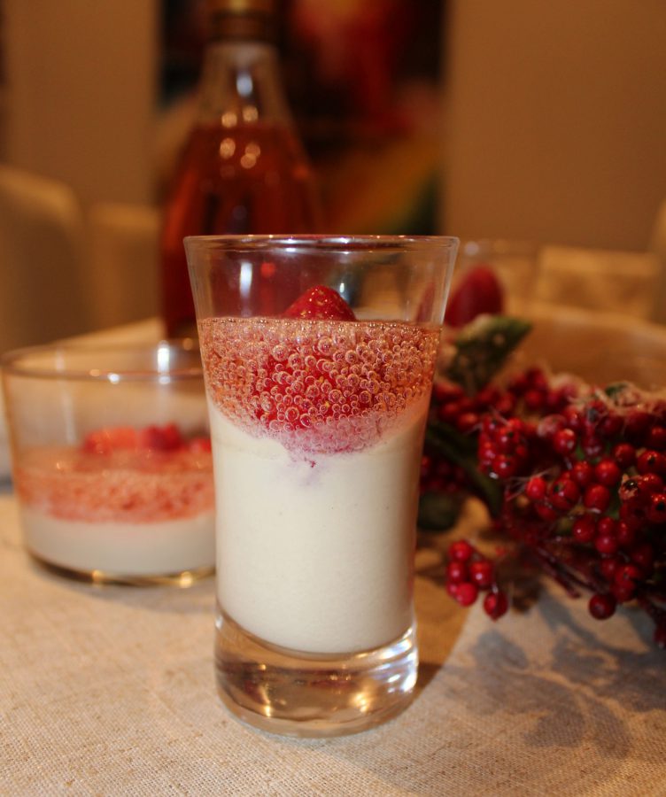 Crema de foie con fresas y cava solido