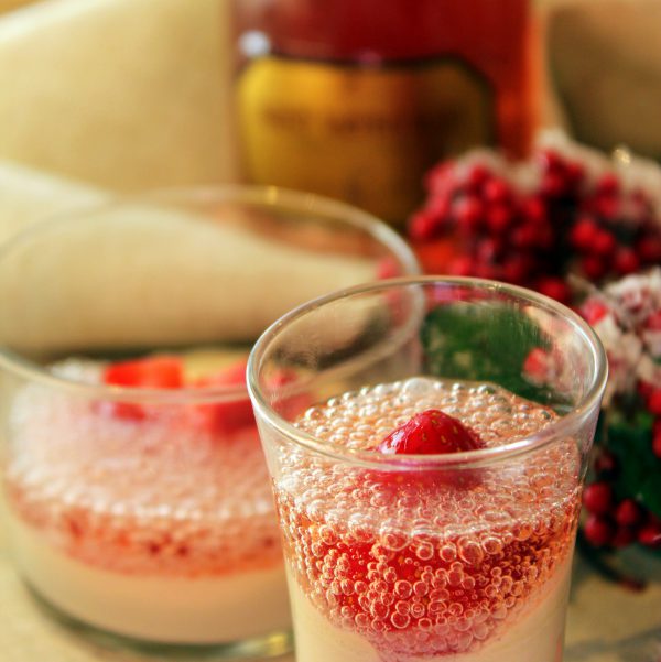 Crema de foie con fresas y cava solido